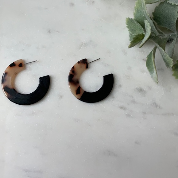 The Ellie - Two Toned Resin Tortoise Earrings - Picture 3 of 5